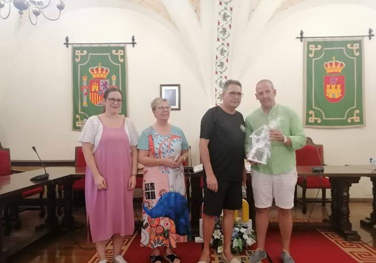 Imagen principal - El Folklore hizo vibrar a Malpartida de Cáceres