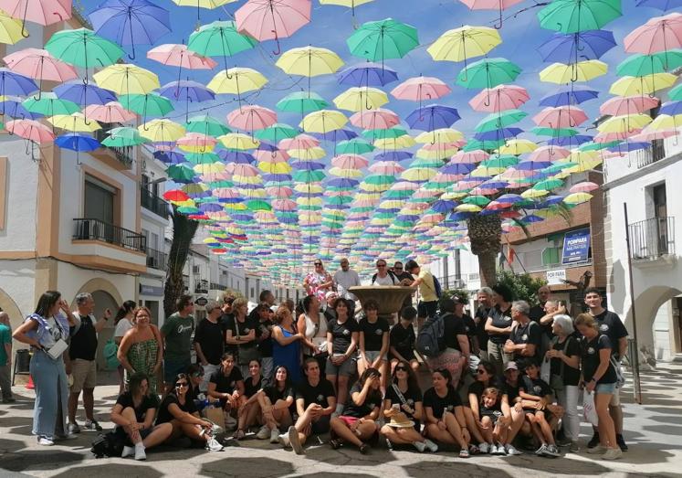 Imagen principal - El Folklore hizo vibrar a Malpartida de Cáceres