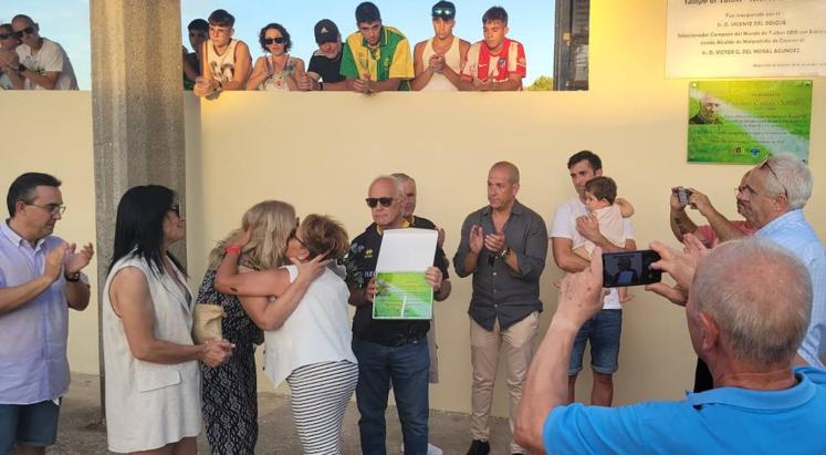 Imagen principal - Malpartida homenajea a Esteban Escola durante el Trofeo Memorial &#039;Emiliano Pedrazo&#039;