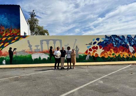 Imagen secundaria 1 - El nuevo mural une los dos anteriores que ya había en dicha plaza.
