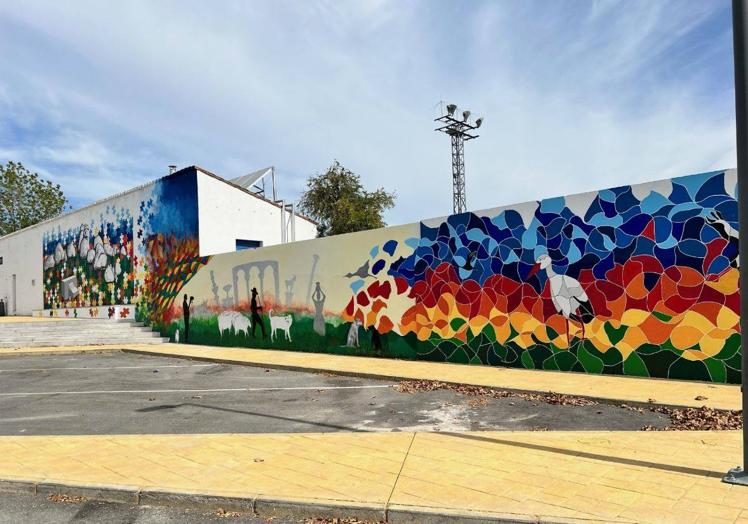 Imagen principal - El nuevo mural une los dos anteriores que ya había en dicha plaza.