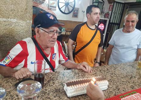 Imagen secundaria 1 - Doble celebración de la peña atlética malpartideña