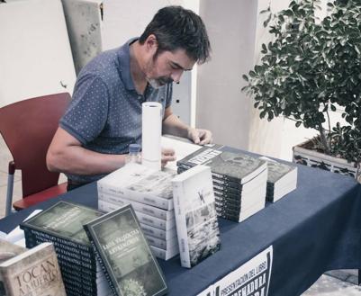 Imagen secundaria 1 - Unas 80 personas asistieron a la presentación de &#039;Extremadura macabra&#039;, de Diego C. Pedrera