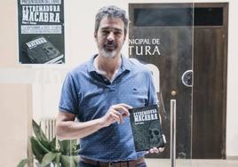 Diego C. Pedrera con su último libro publicado.