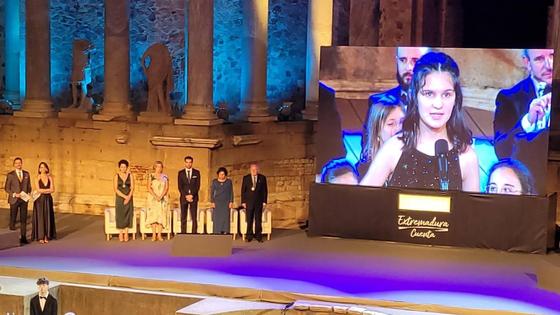 La malpartideña Violeta Mostazo cantó el himno de Extremadura en el Teatro Romano de Mérida