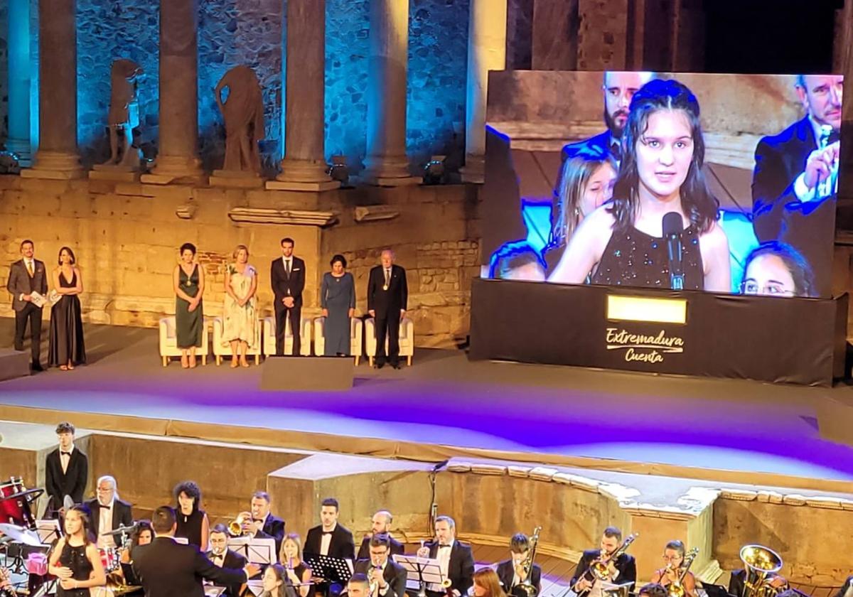 La malpartideña Violeta Mostazo cantó el himno de Extremadura en el Teatro Romano de Mérida
