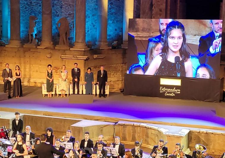 La malpartideña Violeta Mostazo cantó el himno de Extremadura en el Teatro Romano de Mérida