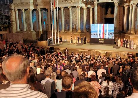 Imagen secundaria 1 - La malpartideña Violeta Mostazo cantó el himno de Extremadura en el Teatro Romano de Mérida