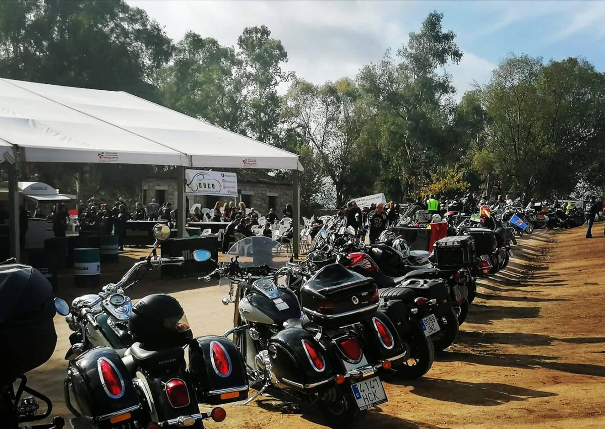 Imagen secundaria 1 - Los Buitres Leonaos han disfrutado de su concentración motera en Malpartida de Cáceres