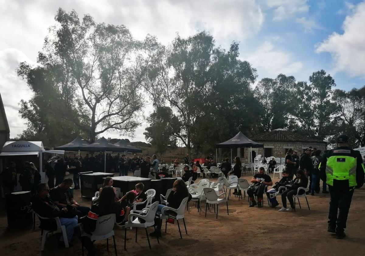 Imagen principal - Los Buitres Leonaos han disfrutado de su concentración motera en Malpartida de Cáceres