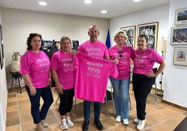 Alfredo Aguilera, alcalde local, y la concejala Anabel Aguilera reciben a la AECC local en el Ayuntamiento.