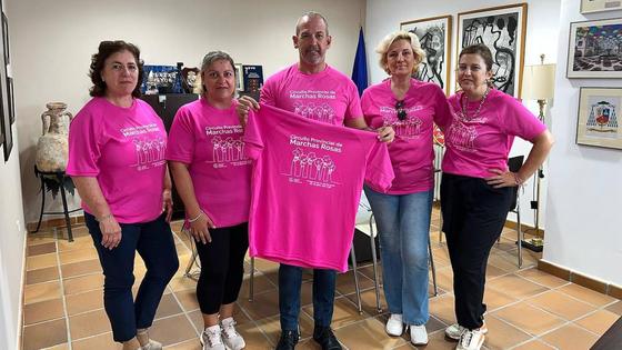 La AECC de Malpartida de Cáceres presenta las nuevas camisetas para la Marcha Rosa