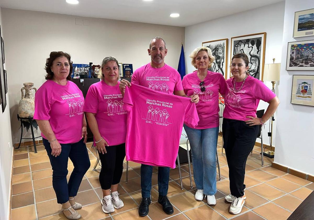 La AECC de Malpartida de Cáceres presenta las nuevas camisetas para la Marcha Rosa