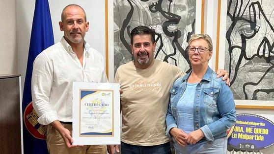 El Ayuntamiento de Malpartida de Cáceres entrega 1.200 euros al proyecto Garabato de la carrera del pijama