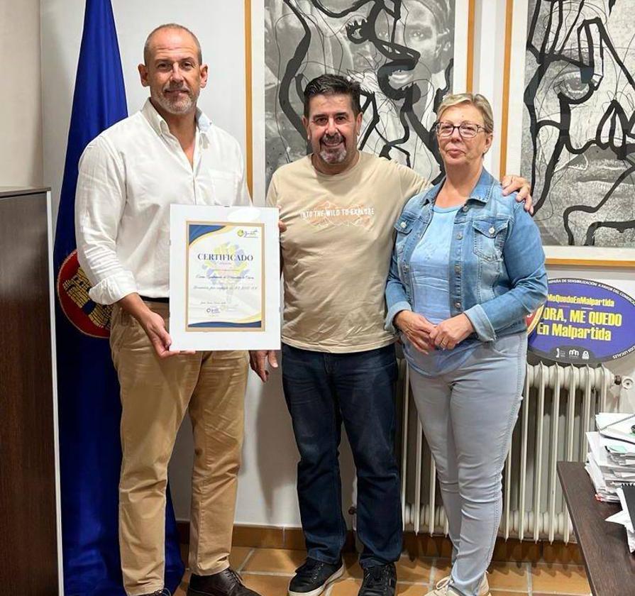 El Ayuntamiento de Malpartida de Cáceres entrega 1.200 euros al proyecto Garabato de la carrera del pijama