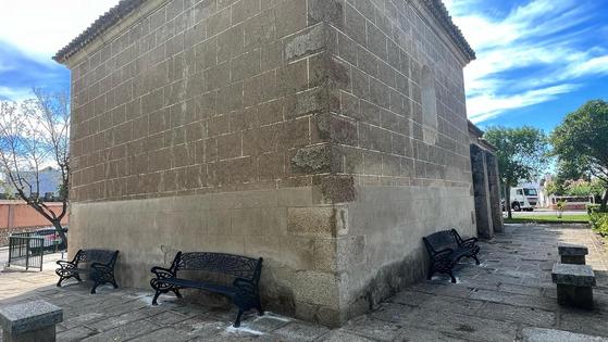 El Ayuntamiento instala varios bancos junto a la ermita de Santa Ana