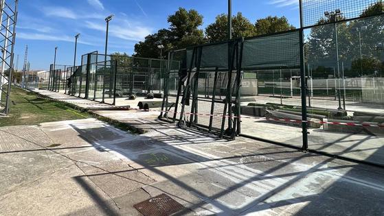 Comienza la construcción de la cubierta de las pistas de pádel de Malpartida de Cáceres