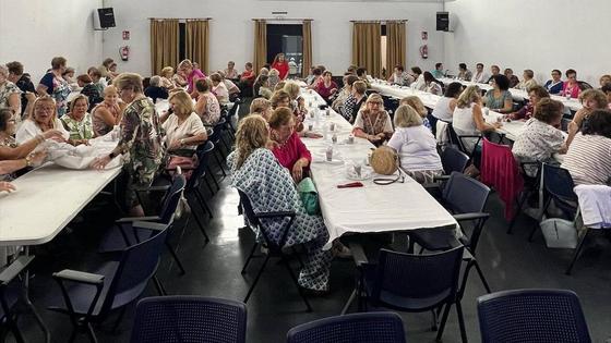 Las Amas de Casa cierran su Semana Cultural con una merienda de chocolate con churros