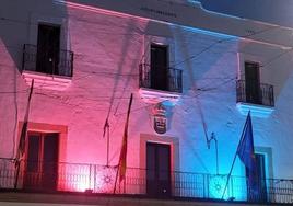 Fachada del Ayuntamiento iluminada en rosa y azul.