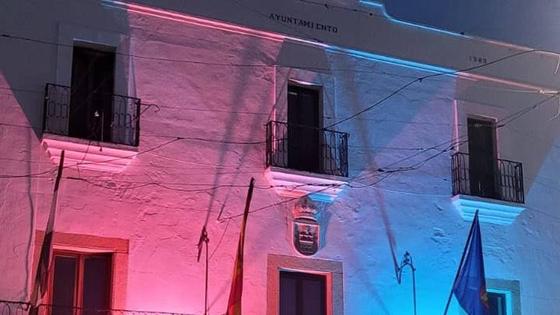 El Consistorio se ilumina en rosa y azul por las muertes perinatales