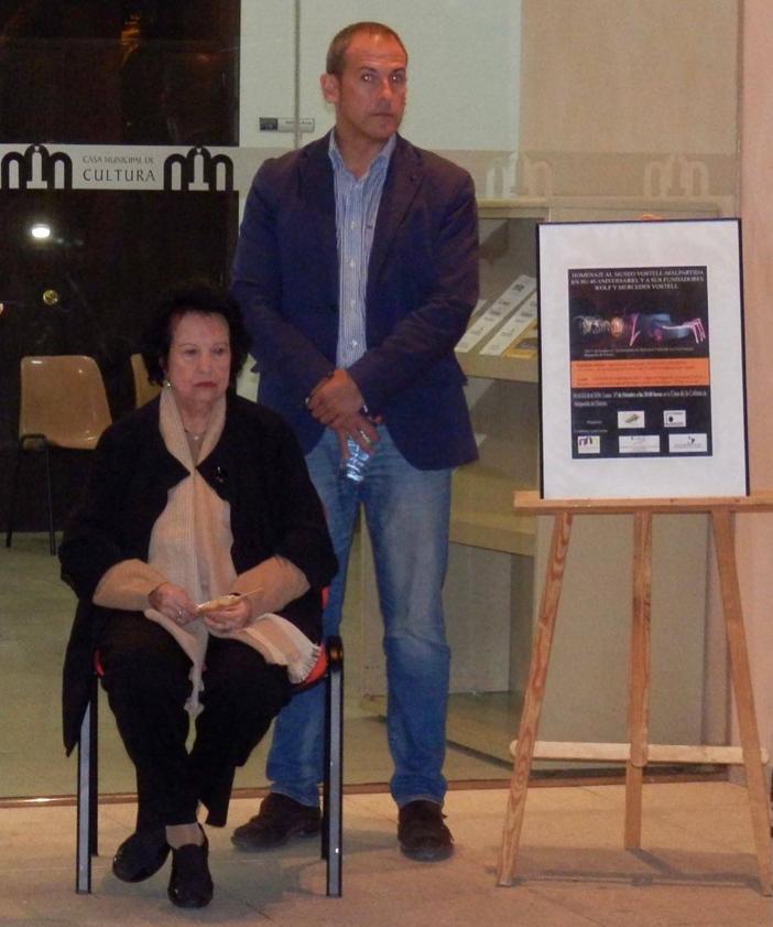 Imagen principal - Mercedes Guardado junto a Alfredo Aguilera, alcalde de Malpartida de Cáceres, en un acto llevado a cabo en la localidad.
