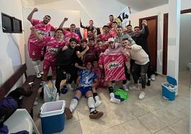 El equipo malpartideño celebrando la victoria en el vestuario.