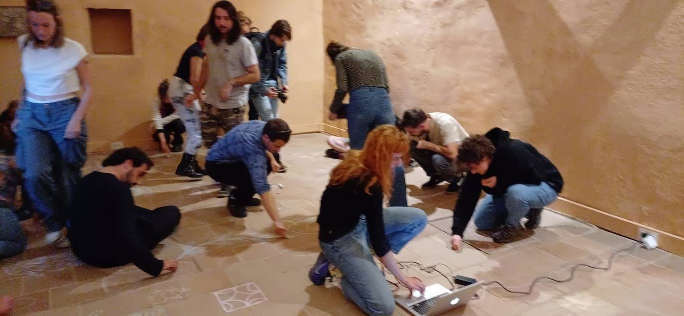 Imagen secundaria 1 - Alumnos del País Vasco y una asociación de Oviedo visitan el Museo Vostell Malpartida