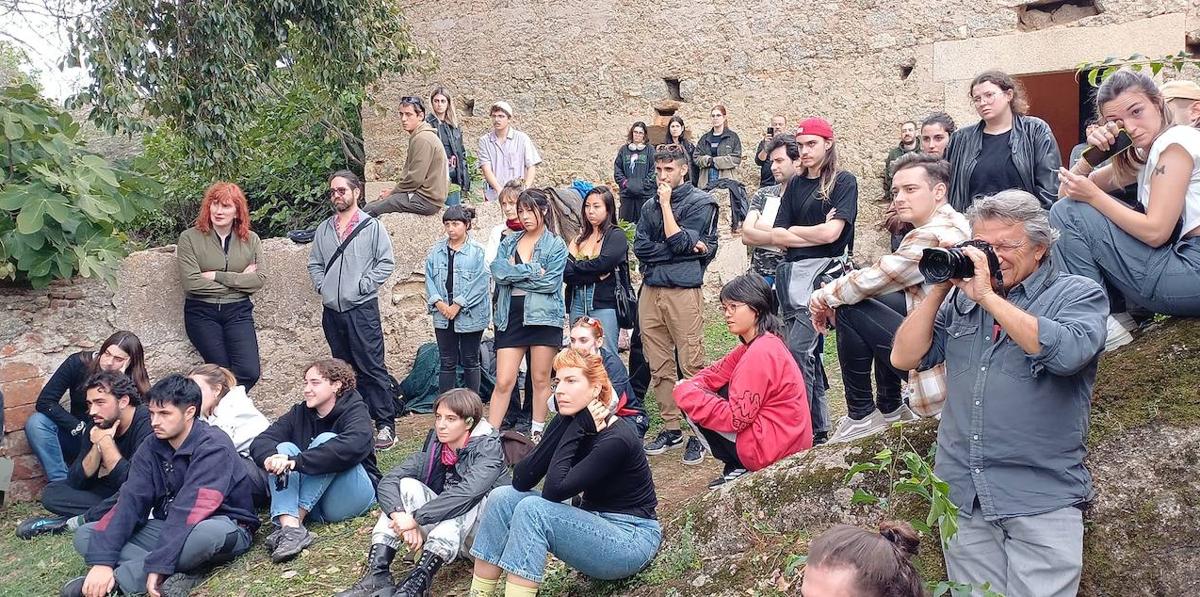 Alumnos del País Vasco y una asociación de Oviedo visitan el Museo Vostell Malpartida