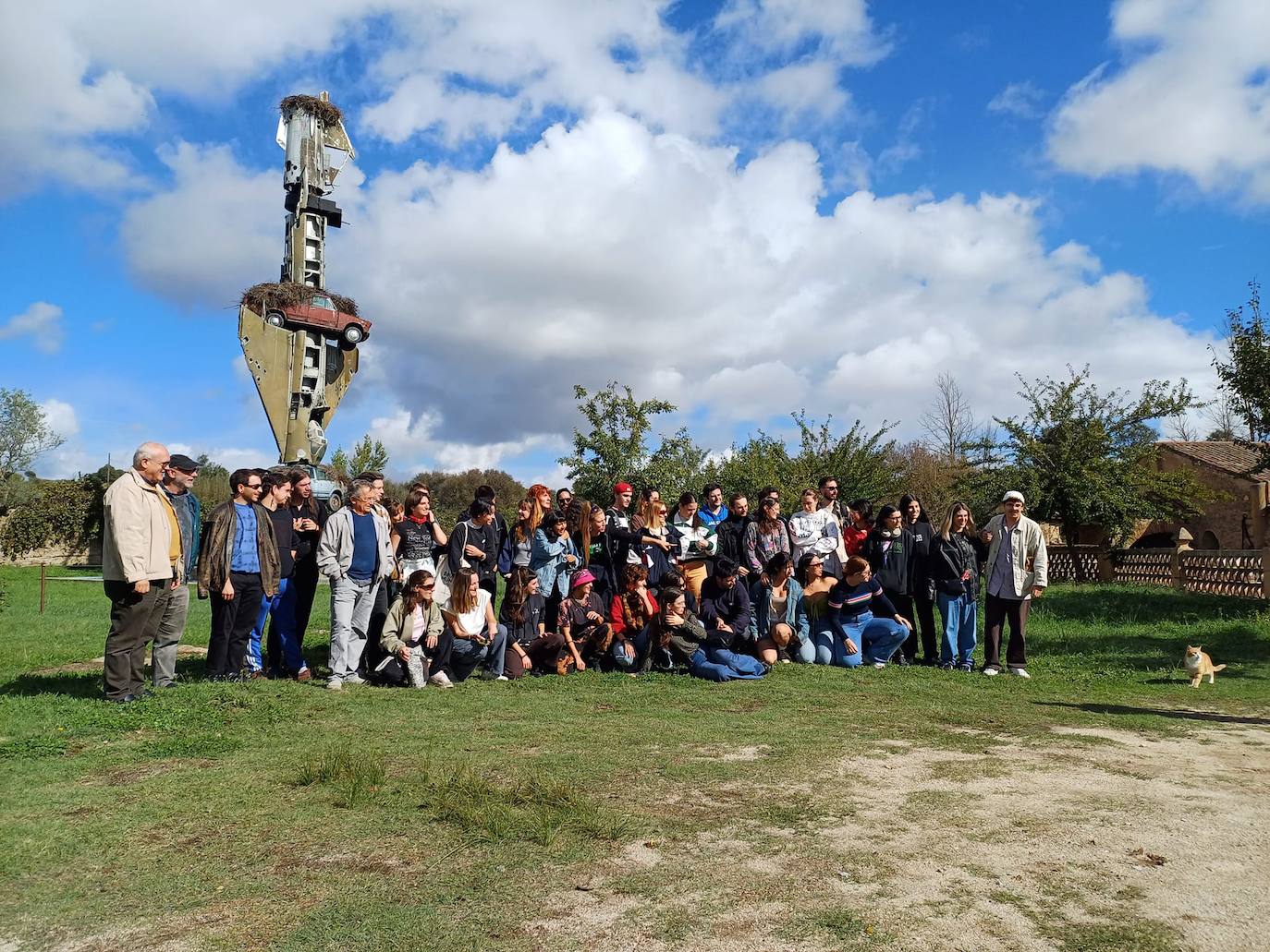Imagen principal - Alumnos del País Vasco y una asociación de Oviedo visitan el Museo Vostell Malpartida