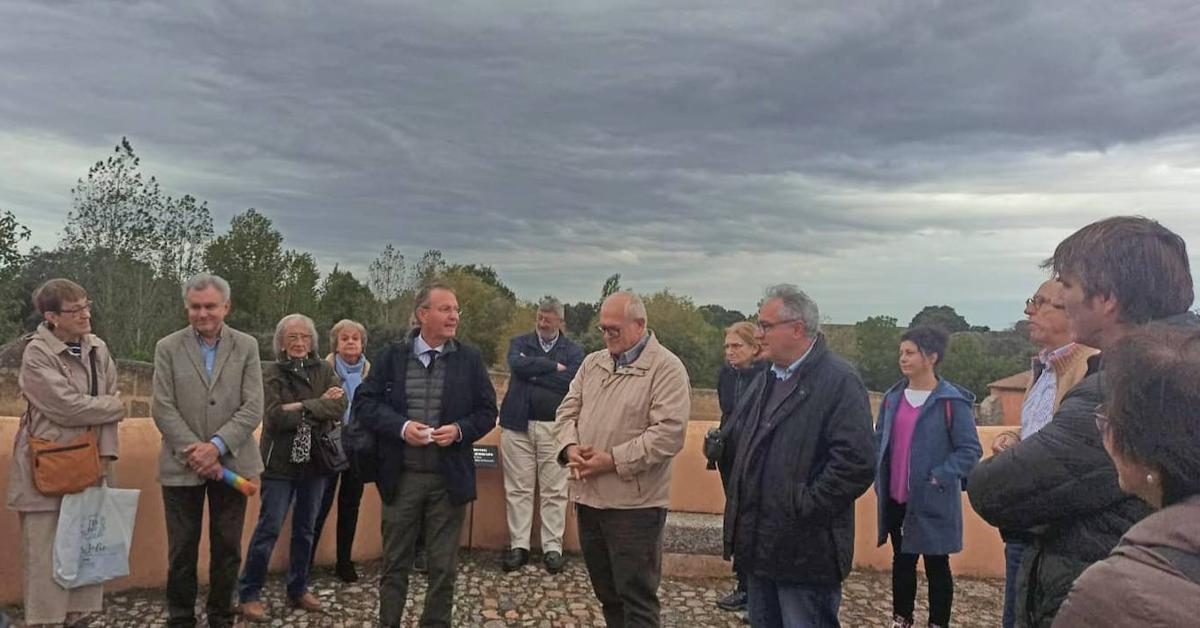 Imagen principal - Alumnos del País Vasco y una asociación de Oviedo visitan el Museo Vostell Malpartida