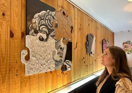 La artista junto a una de sus obras expuestas.
