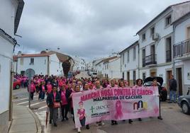 Numerosa asistencia a la Marcha Rosa de Malpartida de Cáceres