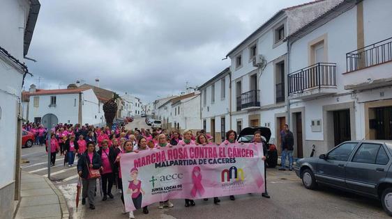 Numerosa asistencia a la Marcha Rosa de Malpartida de Cáceres
