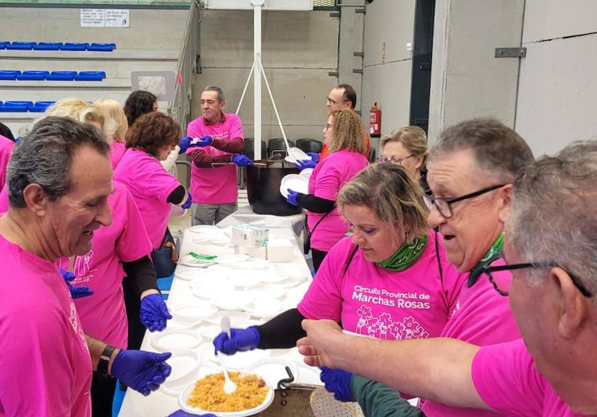 Imagen principal - Numerosa asistencia a la Marcha Rosa de Malpartida de Cáceres