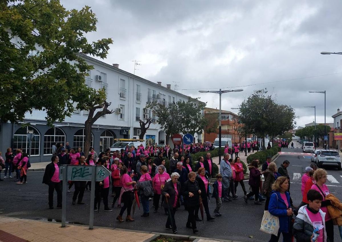 Imagen secundaria 1 - Numerosa asistencia a la Marcha Rosa de Malpartida de Cáceres