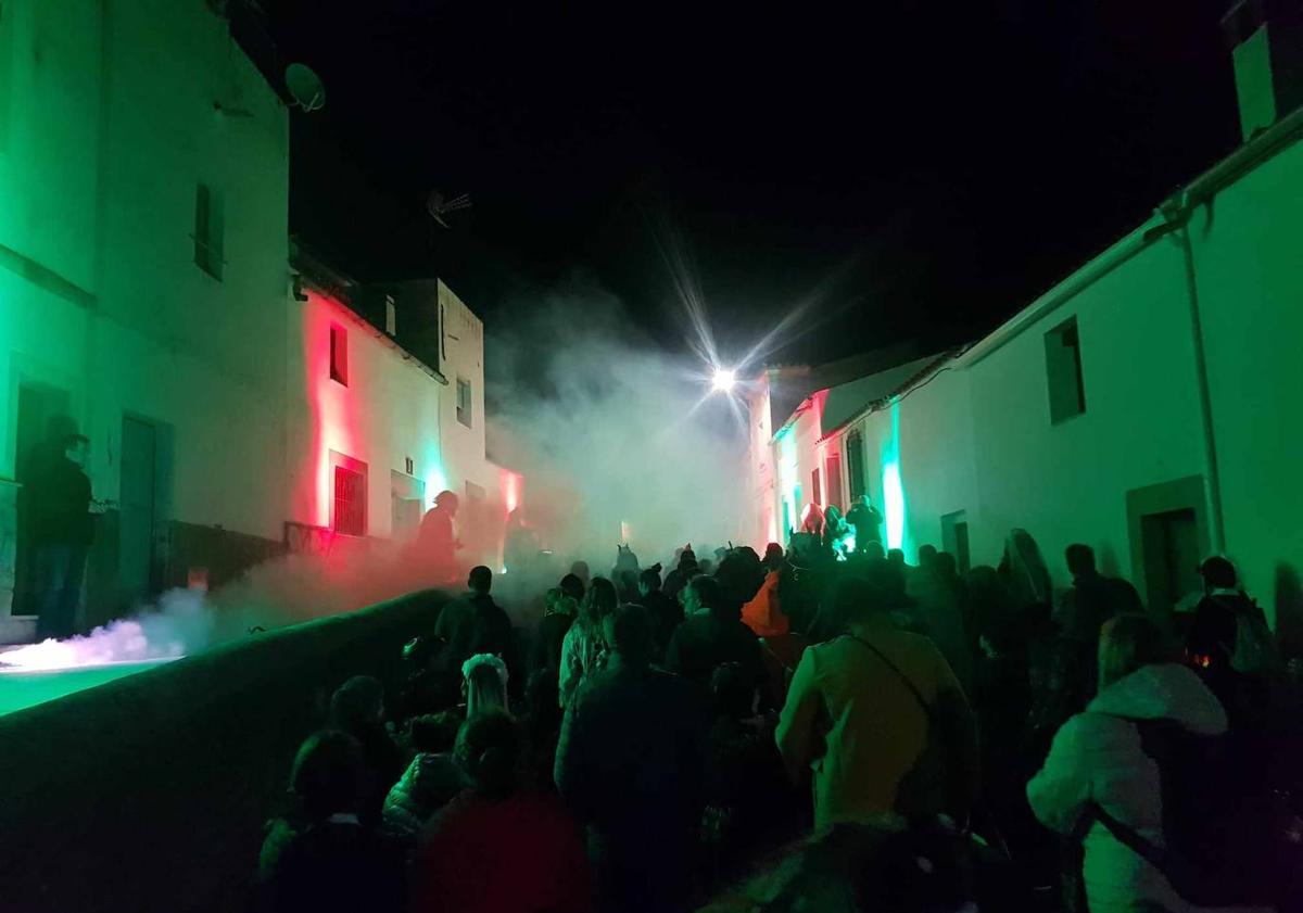 Imagen principal - Fantasmas, brujas, esqueletos y castañas se unieron en Malpartida para celebrar Halloween