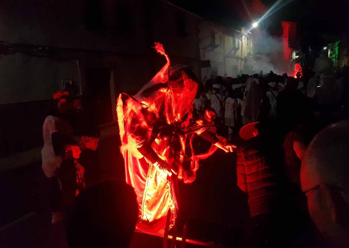 Imagen secundaria 1 - Fantasmas, brujas, esqueletos y castañas se unieron en Malpartida para celebrar Halloween