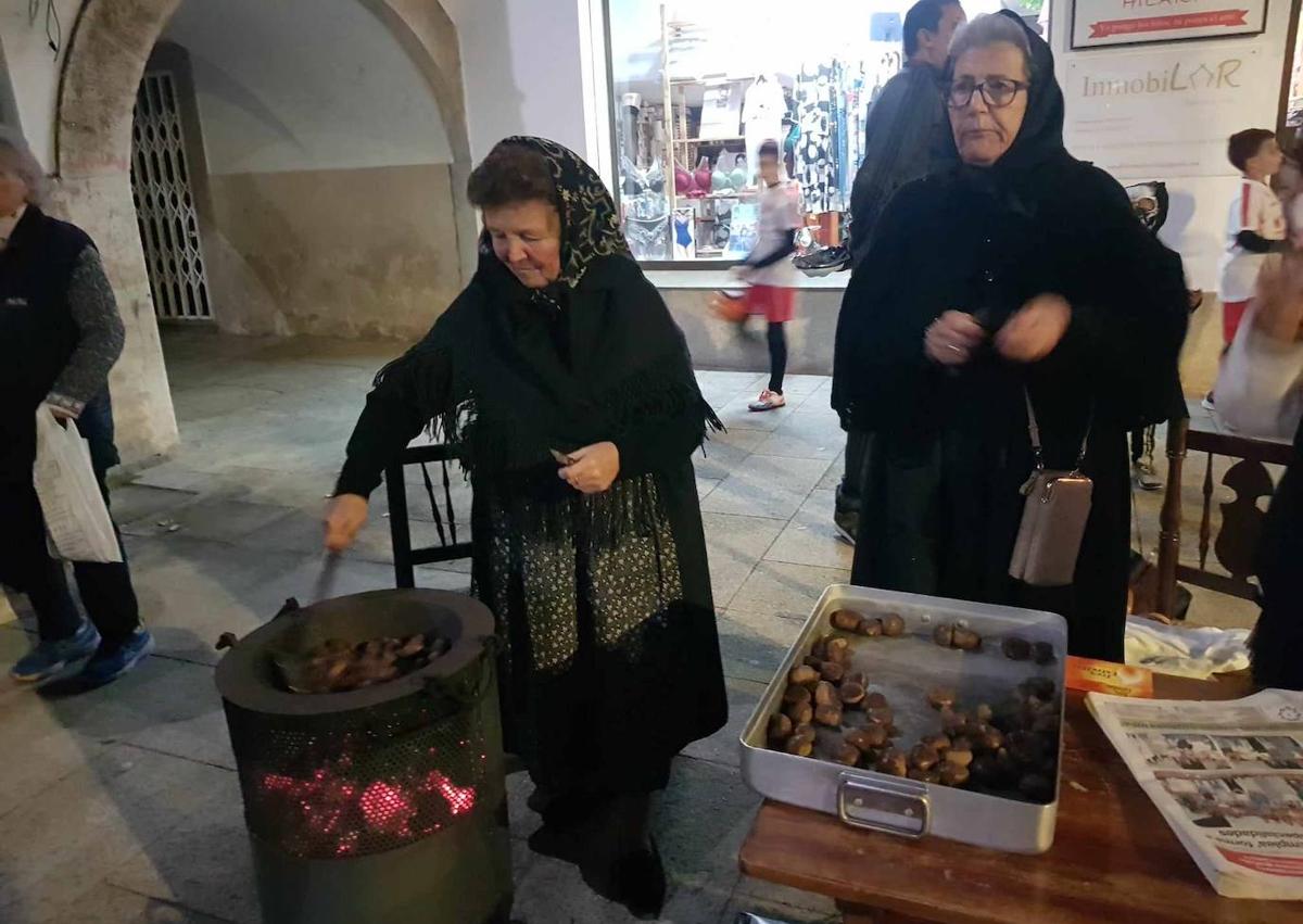 Imagen secundaria 1 - Fantasmas, brujas, esqueletos y castañas se unieron en Malpartida para celebrar Halloween