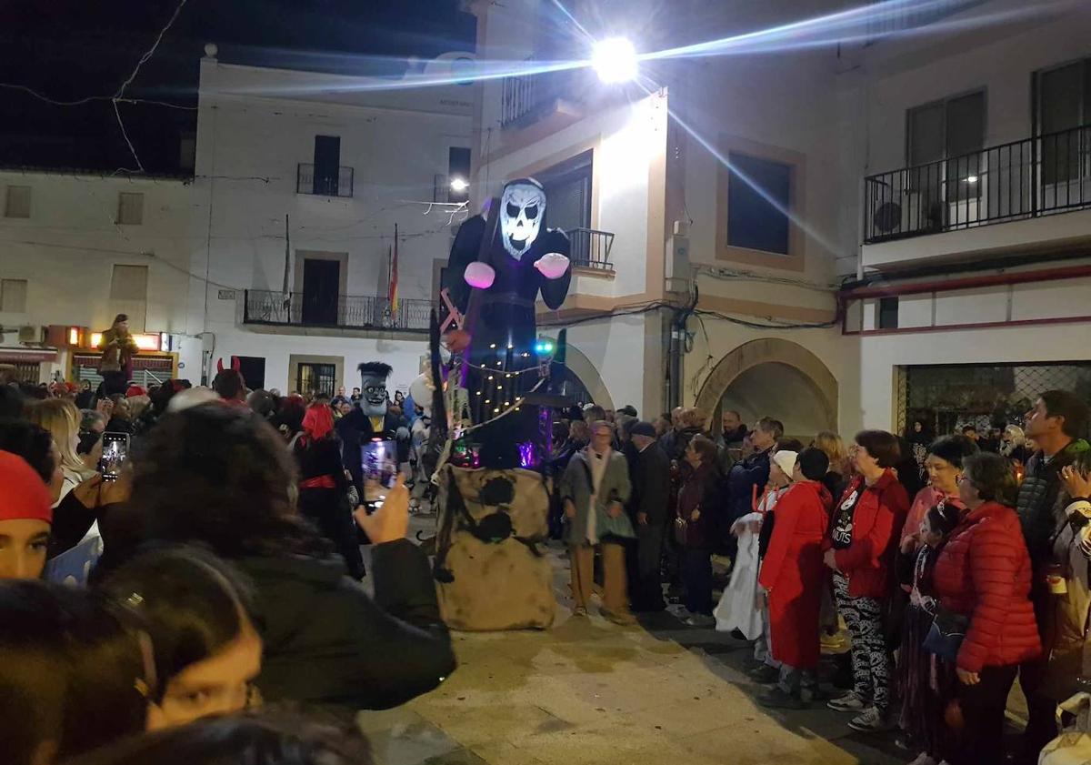 Imagen principal - Fantasmas, brujas, esqueletos y castañas se unieron en Malpartida para celebrar Halloween