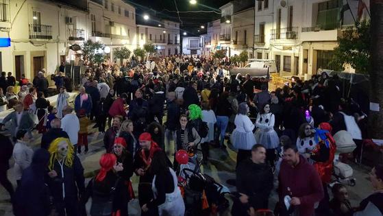 Fantasmas, brujas, esqueletos y castañas se unieron en Malpartida para celebrar Halloween