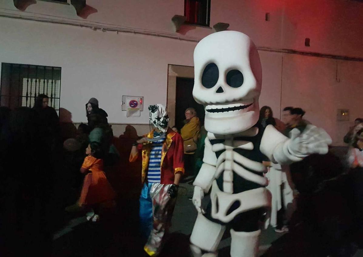Imagen secundaria 1 - Fantasmas, brujas, esqueletos y castañas se unieron en Malpartida para celebrar Halloween