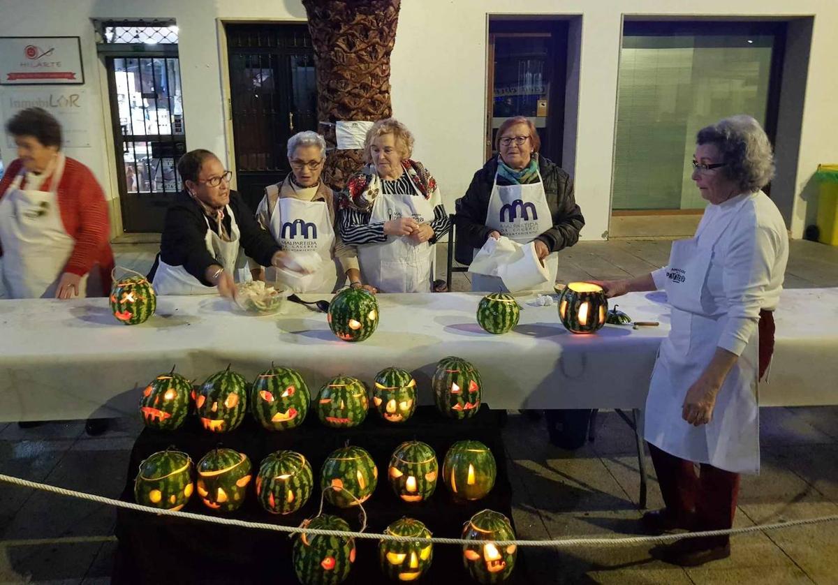 Imagen principal - Fantasmas, brujas, esqueletos y castañas se unieron en Malpartida para celebrar Halloween