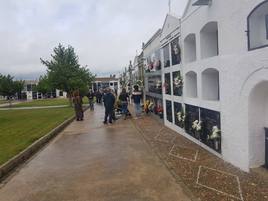 Numerosos visitantes se acercaron hasta el cementerio en el Día de Todos los Santos