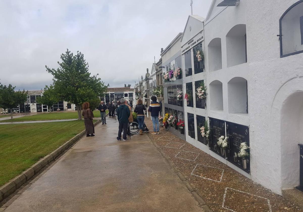 Numerosos visitantes se acercaron hasta el cementerio en el Día de Todos los Santos