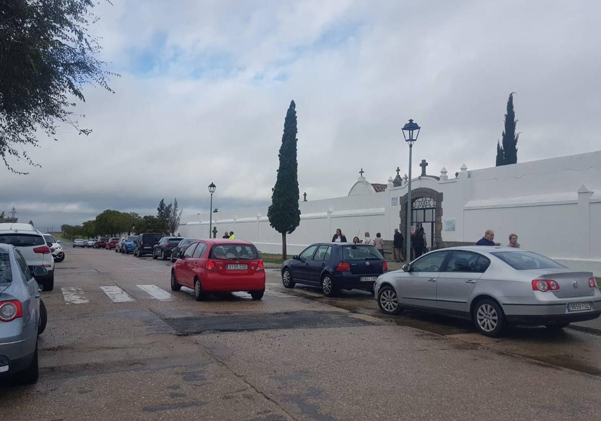 Imagen principal - Numerosos visitantes se acercaron hasta el cementerio en el Día de Todos los Santos