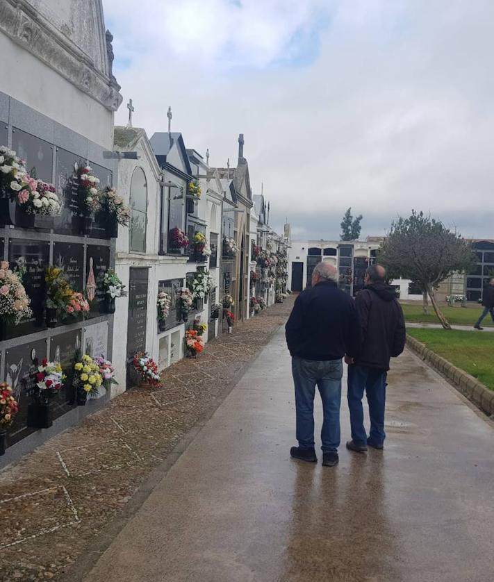 Imagen secundaria 2 - Numerosos visitantes se acercaron hasta el cementerio en el Día de Todos los Santos