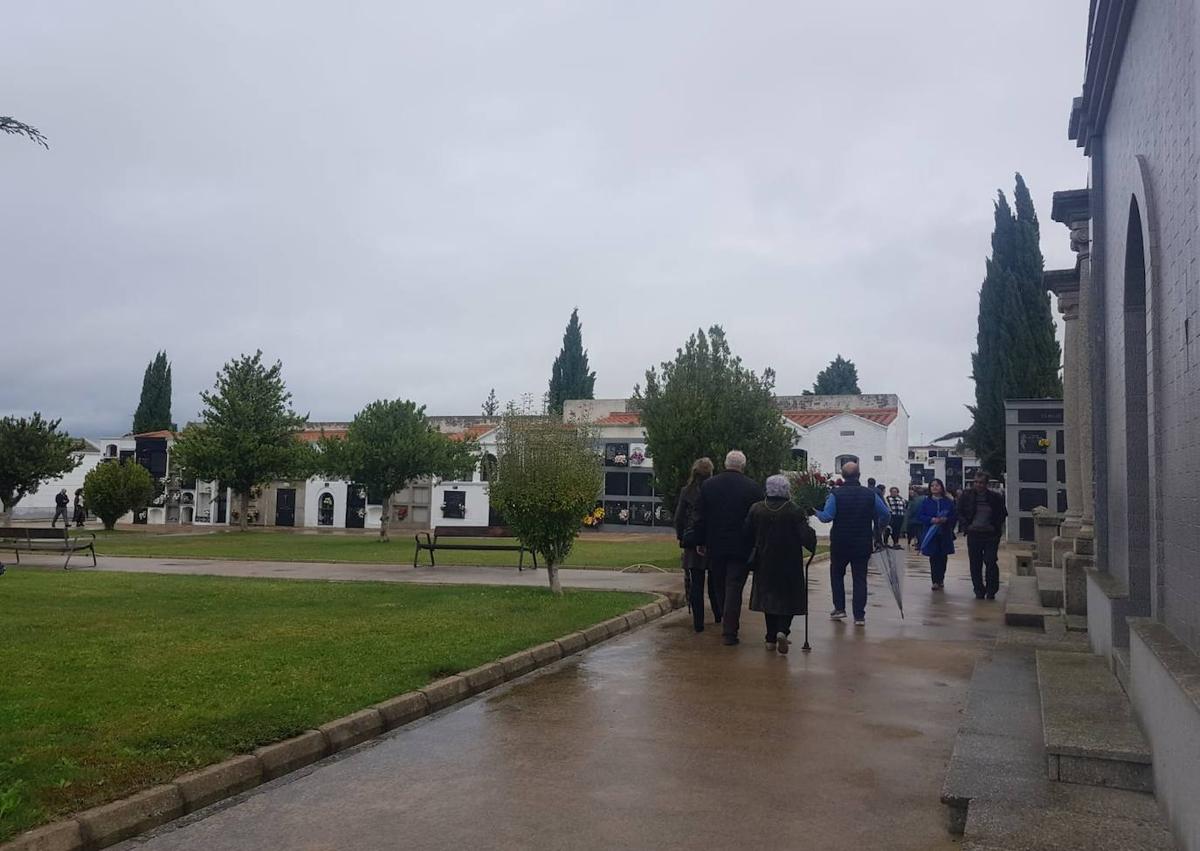 Imagen secundaria 1 - Numerosos visitantes se acercaron hasta el cementerio en el Día de Todos los Santos