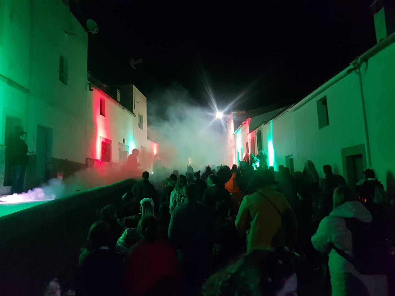 Brujas, esqueletos y fantasmas tomaron Malpartida en Halloween