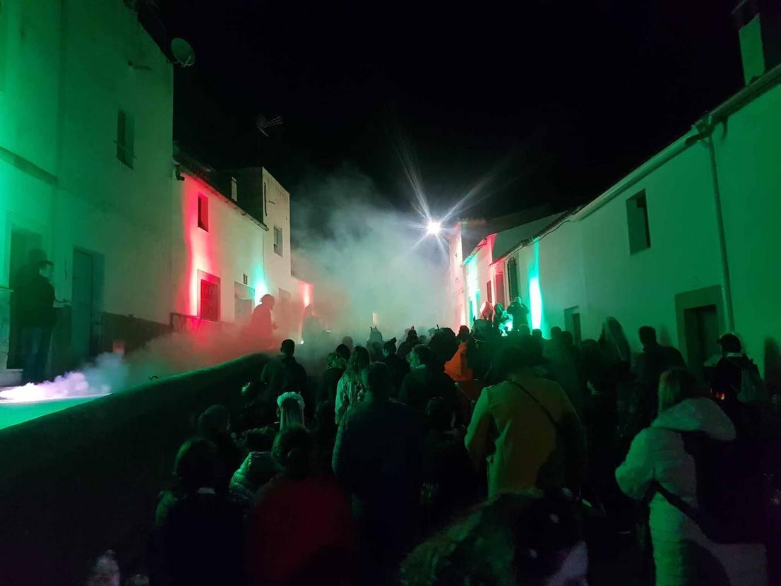 Brujas, esqueletos y fantasmas tomaron Malpartida en Halloween