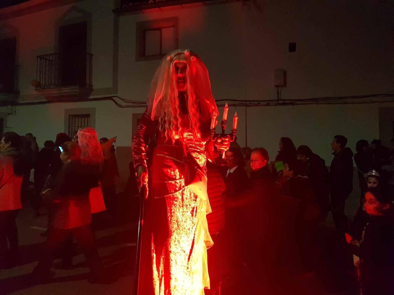 Brujas, esqueletos y fantasmas tomaron Malpartida en Halloween